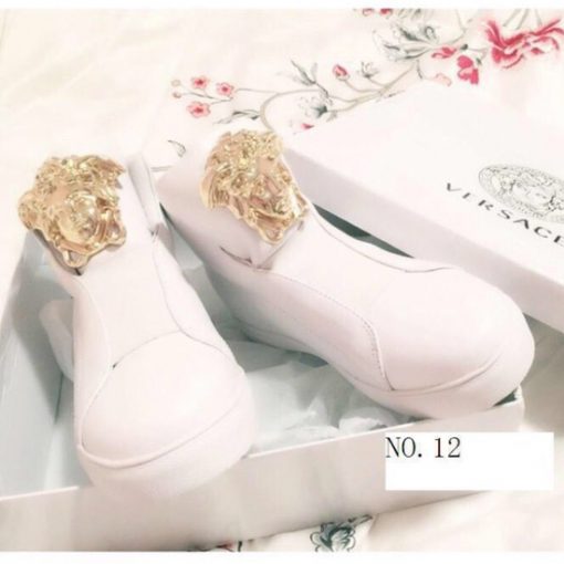 حذاء فيرساتشي أبيض نسائي مصنوع من الجلد الطبيعي الفاخر