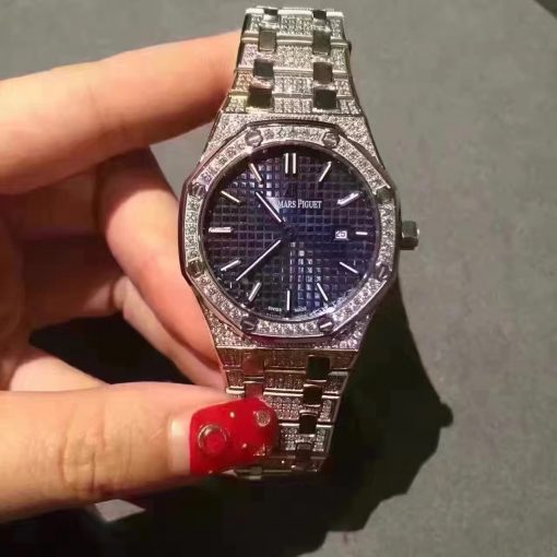 تقليد ساعة Audemars Piguet إطار فضي بأرضية لون أزرق للنساء مقاس 33