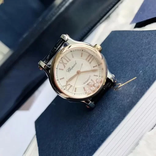 ⁦تقليد ساعة شوبارد Chopard بإطار أسود وأرضية بلون أبيض للنساء مقاس 36⁩ - الصورة ⁦6⁩