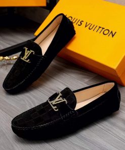 حذاء سبور ماركة لويس فيتون بلون أسود