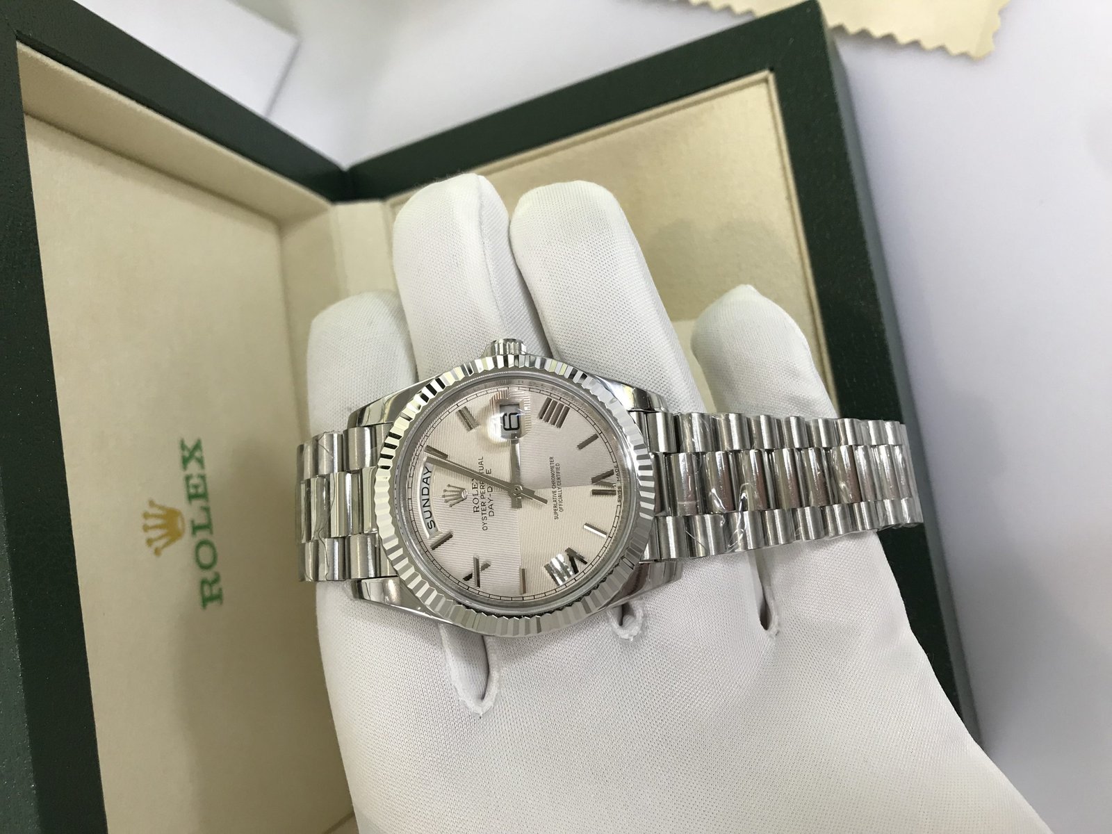 ساعة رولكس داي ديت بالتاريخ والأيام أرضيه لون أبيض للرجال مقاس 40 Rolex - الصورة 15