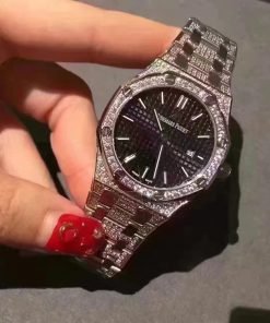 تقليد ساعة Audemars Piguet بإطار فضي وأرضية بلون أسود للنساء مقاس 33