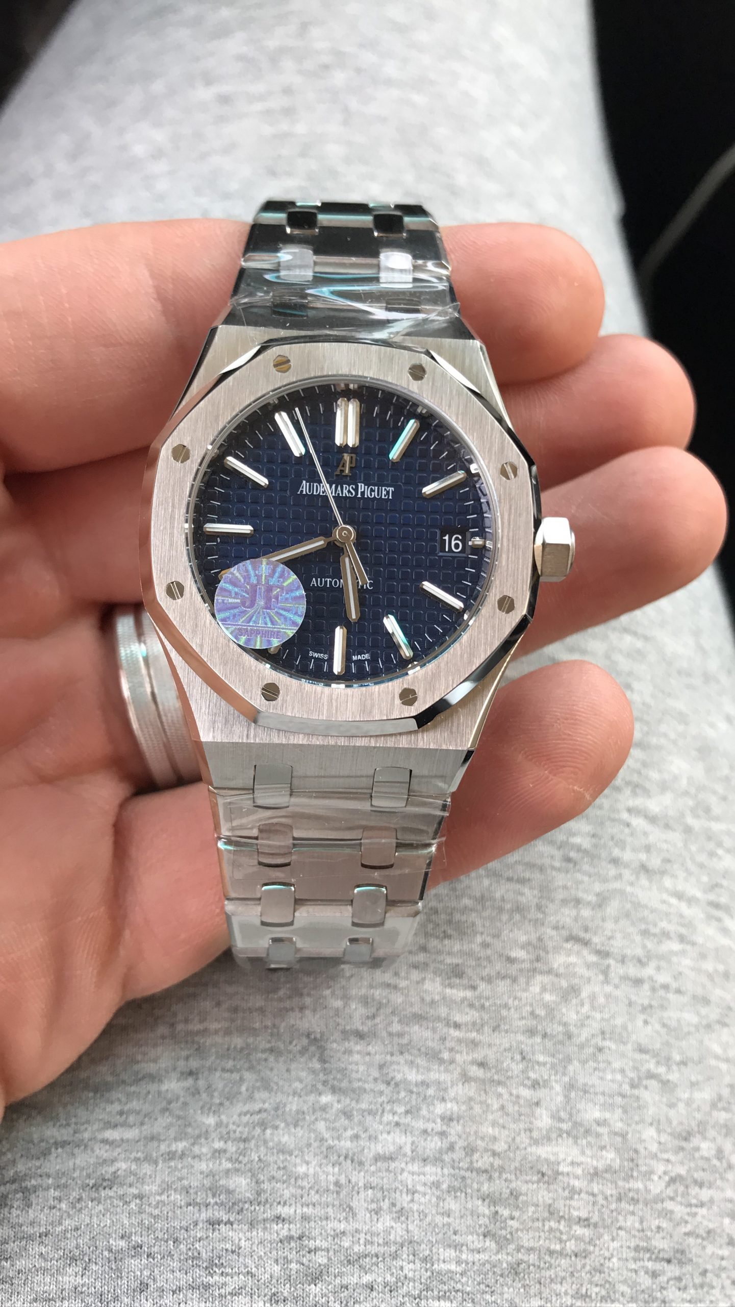 Audemars Piguet ساعة تقليد اوديمارز بياجيه إطار فضي بأرضية لون أزرق للرجال مقاس 41 - الصورة 2