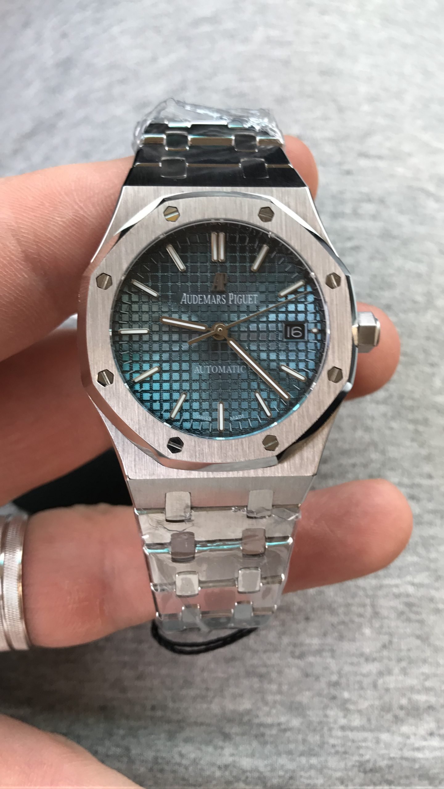 Audemars Piguet ساعة تقليد اوديمارز بياجيه إطار فضي بأرضية لون أزرق للرجال مقاس 41 - الصورة 4