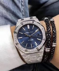 تقليد ساعة Audemars Piguet إطار فضي بأرضية لون أزرق للنساء مقاس 33